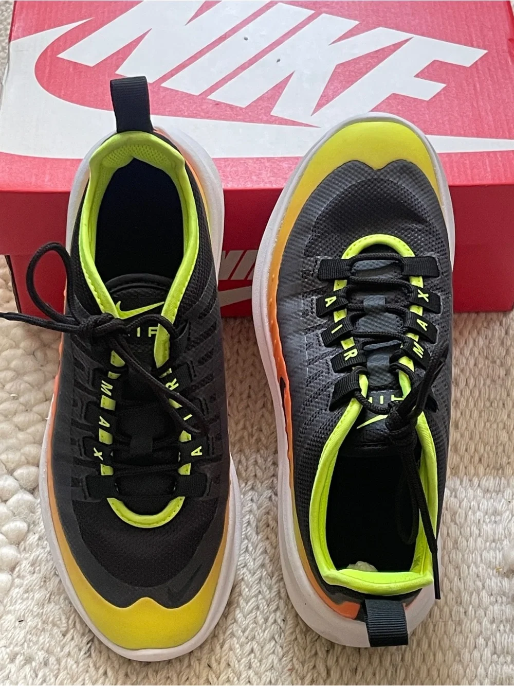 Nike Air Max Axis RF. Size 5Y.